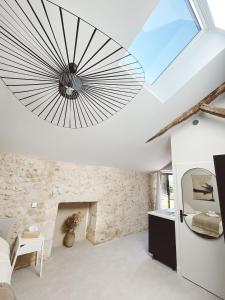 uma clarabóia na sala de estar de uma casa em La Parenthèse, joli studio avec terrasse em Valeuil
