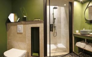 een badkamer met een douche, een toilet en een wastafel bij La Maison d'en Bas des Seigneurs in Cucuron