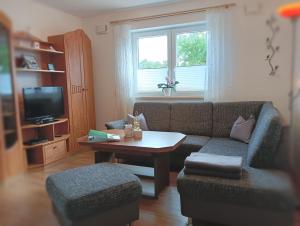 sala de estar con sofá y mesa en Ferienwohnung Pinzenhof - Kemnath en Kemnath