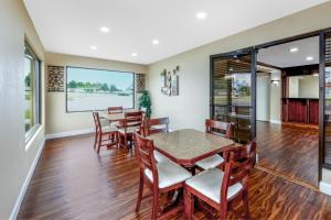 a dining room with a table and chairs at Days Inn by Wyndham St. Robert Waynesville/Ft. Leonard Wood in Saint Robert