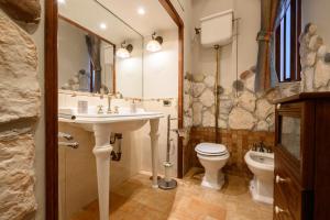 Kúpeľňa v ubytovaní Totò e Peppino Family House + 20 fotografií