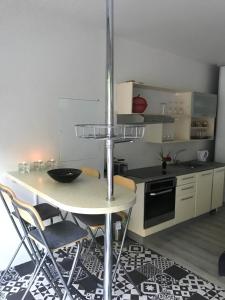uma cozinha com mesa e cadeiras num quarto em Ivi em Svätý Jur