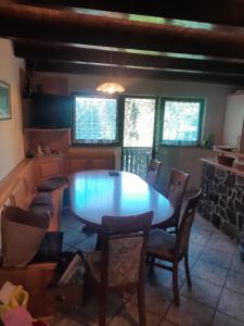 - une salle à manger avec une table et des chaises dans l'établissement Pocitniska hisa na Pohorju, à Hočko Pohorje