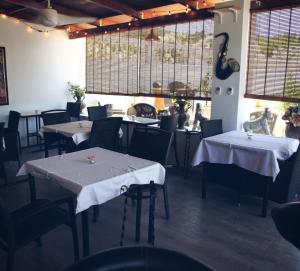 コインにあるRunWild Hen Party Pool Fun for 12のテーブルと椅子と窓のあるダイニングルーム