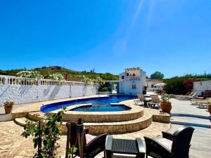 コインにあるRunWild Hen Party Pool Fun for 12のパティオ(プール、椅子付)、