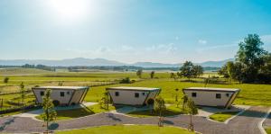 eine Luftansicht von drei Gebäuden auf einem Feld in der Unterkunft Fortun Estate - apartmaji ob reki Kolpi in Metlika