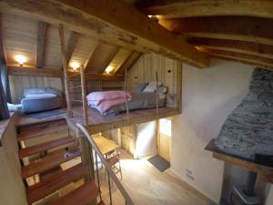 uma vista sobre um quarto com beliches em Bourg Saint Maurice Les Arcs - maisonnette grand confort dans charmant village de montagne ! em Bourg-Saint-Maurice