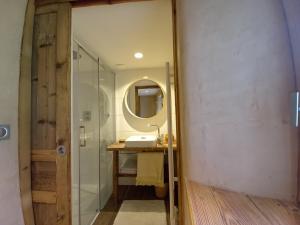 a bathroom with a sink and a mirror at Bourg Saint Maurice Les Arcs - maisonnette grand confort dans charmant village de montagne ! in Bourg-Saint-Maurice