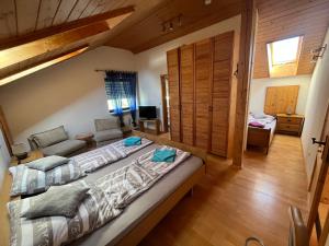 sypialnia z dużym łóżkiem w pokoju w obiekcie Ferienwohnung Sonnenschein w mieście Ühlingen-Birkendorf
