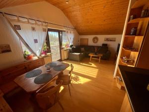 jadalnia ze stołem i salonem w obiekcie Ferienwohnung Sonnenschein w mieście Ühlingen-Birkendorf