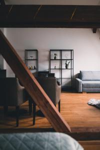 - un salon avec un escalier et un canapé dans l'établissement ATRIO Apartments 2, à Trenčín