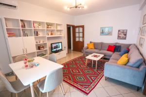 Χώρος καθιστικού στο Tirana Views Apartment - Comfy & spacious