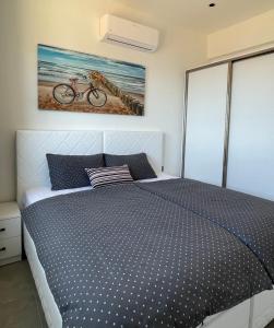1 dormitorio con 1 cama con una bicicleta en la pared en Okaliptüs Suite Yalikavak, en Bodrum City