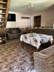 - un salon avec une table et un canapé dans l'établissement На Березові, à Krivorovnya
