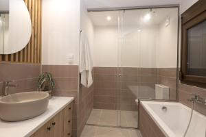 A bathroom at Seafront Villa Eirini Még 34 kép