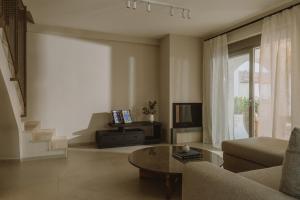 sala de estar con sofá y mesa en Nama Seaside Villas, en Paralia Kanaliou
