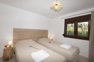 A bed or beds in a room at Seafront Villa Eirini