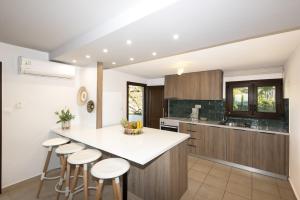 A kitchen or kitchenette at Seafront Villa Eirini