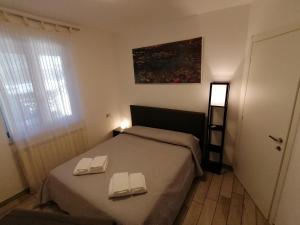 sypialnia z łóżkiem i dwoma ręcznikami na nim w obiekcie Apartment w mieście Materdomini