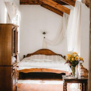 Uma cama ou camas num quarto em Jaunpils pils