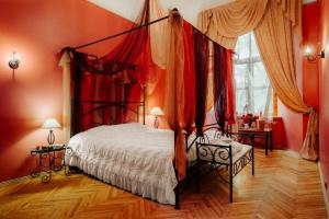 Een bed of bedden in een kamer bij Jaunpils pils