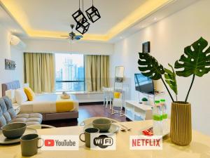 TV a/nebo společenská místnost v ubytování R&F PRINCESS COVE BY HOMEFORT SUITES