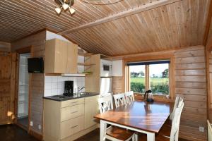 cocina y comedor con techo de madera en Rural holiday home on Gotland en Stånga
