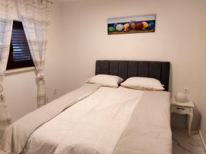Кровать или кровати в номере Apartman s dvije spavaće sobe