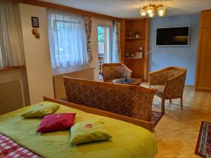sypialnia z łóżkiem z 2 poduszkami w obiekcie Montahaus w mieście Vandans