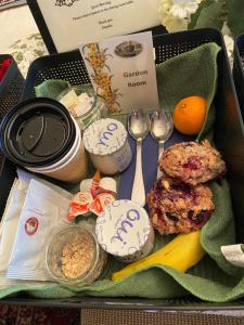 eine Lunchbox mit Lebensmitteln und Utensilien in der Unterkunft Marina Street Inn in Morro Bay