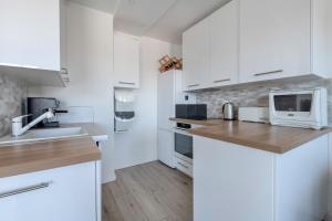 Kuchyňa alebo kuchynka v ubytovaní A 30 mètres de la plage bel appartement pour 6