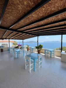 Un patio con mesas y sillas y vista al mar. en Talay Pansiyon, en Kas 25 fotos más