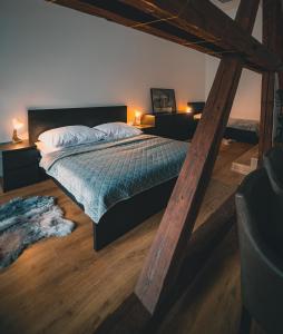 sypialnia z dużym łóżkiem z drewnianą ramą w obiekcie ATRIO Apartments 2 w Trenczynie