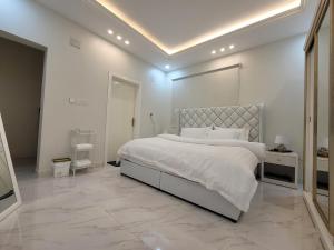 En eller flere senge i et værelse på شقة غرفتين وصالةفخمة ومتكاملة التجهيز قرب عسير مول
