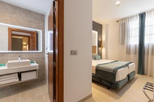 BiBo Suites San Agustín客房内的一张或多张床位