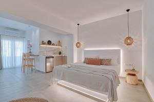 Biała sypialnia z łóżkiem i kuchnią w obiekcie Nautica suites - Executive suite with jacuzzi w mieście Antiparos