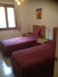 1 dormitorio con 2 camas y ventana en Navigolf, en La Cala de Mijas