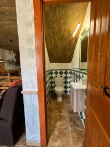 y baño con aseo y lavamanos. en Casa Rural - Vivienda Yunque, 