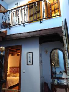 Casa Rural la Escalera في ليتور: غرفة مع شرفة وغرفة نوم مع سرير