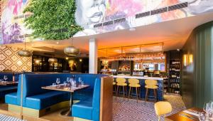 un restaurante con sillas azules y un bar en Crown Quarter, en Wexford