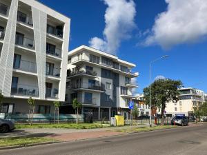apartamentowiec po stronie ulicy w obiekcie Apartament Doro w Kołobrzegu