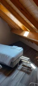 uma cama e um banco num quarto com um loft em Alojamento Local - Covas em Santiago do Cacém