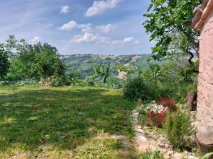 un jardín con vistas a las montañas en Casale San Martino Agriturismo Bio, en SantʼAngelo in Pontano