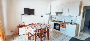 Η κουζίνα ή μικρή κουζίνα στο NUMANA, Bilocale con ampio balcone