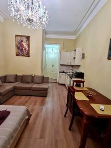 uma sala de estar com um sofá e uma mesa em Guest house Lana em Tbilisi