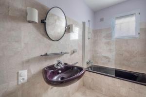 Ένα μπάνιο στο À 100 mètres de la mer belle maison pour 9 +14 φωτογραφίες