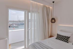 Imagem da galeria de Nautica Suites-Superior Seaview suite with jacuzzi em Antiparos Town