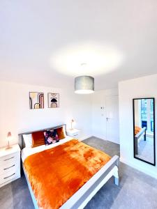 เตียงในห้องที่ EXOTICSTAY Apartments - New Build - Ultra Luxe One bedroom apartment - Smart 4K TV With Ultrafast WiFi & Netflix - City Centre