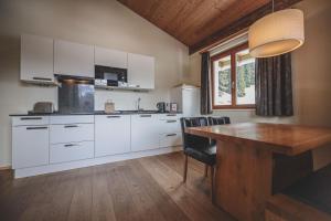 Kuchyň nebo kuchyňský kout v ubytování PRIVÀ Alpine Lodge