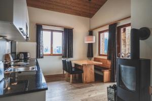 TV a/nebo společenská místnost v ubytování PRIVÀ Alpine Lodge